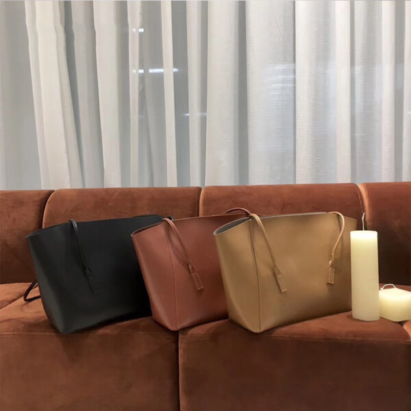 Ladies shoulder handbag